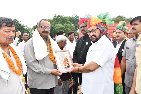 स्वतंत्रता संग्राम सेनानी को सम्मानित करते मंत्री स्वतंत्रता संग्राम सेनानी को सम्मानित करते मंत्री