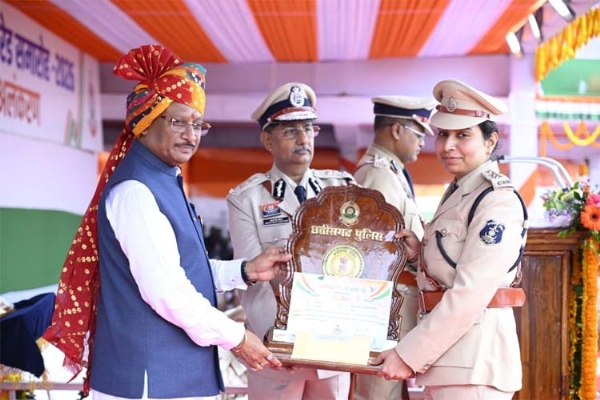 मुख्यमंत्री साय पुलिस एवं नगर सेना के अधिकारियों तथा जवानों को पुरस्कृत करते हुए
