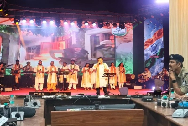 शहीदों को दी भावांजलि देते हुए कलाकार