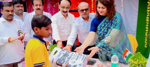 बच्चों को उपहार भेंट करते अधिकारी