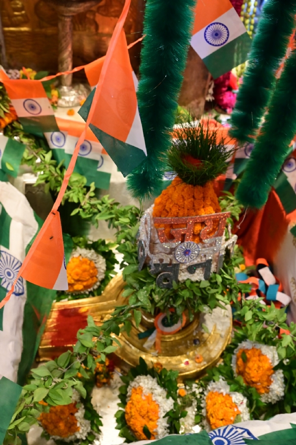 बाबा विश्वनाथ का तिरंगा श्रृंगार