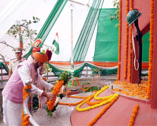 युद्ध स्मारक पर पुष्प अर्पित कर शहीदों को श्रद्धांजलि देते हुए।