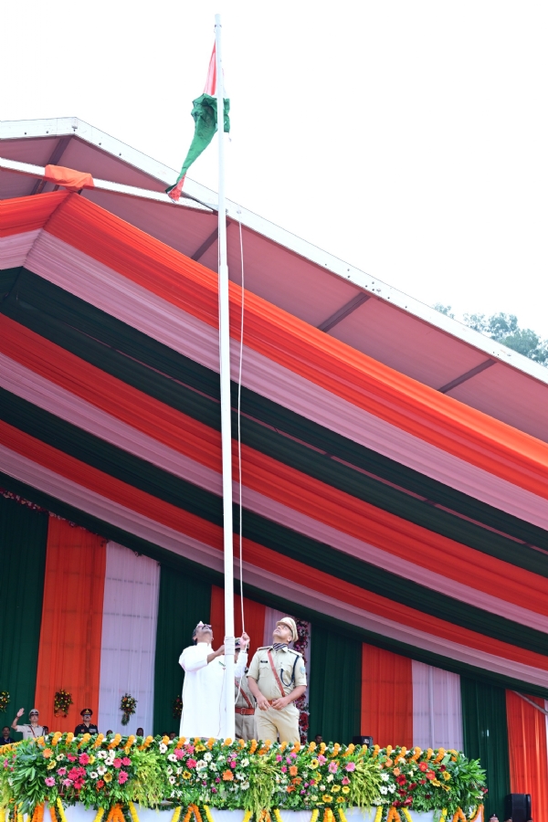 मुख्यमंत्री तिरंगा फहराते हुए