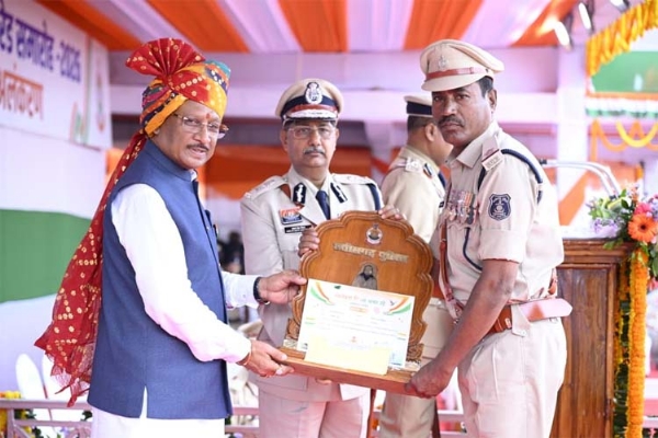 मुख्यमंत्री साय पुलिस एवं नगर सेना के अधिकारियों तथा जवानों को पुरस्कृत करते हुए