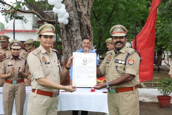 उत्कृष्ट कार्य करने वाले पुलिस अधिकारियों को प्रशस्ति पत्र देते एसएसपी उत्कृष्ट कार्य करने वाले पुलिस अधिकारियों को प्रशस्ति पत्र देते एसएसपी