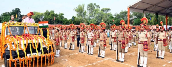 मुख्यमंत्री नायब सिंह सैनी हांसी में आयोजित स्वतंत्रता दिवस समारोह के अवसर पर परेड के दौरान टुकड़ियों से सलामी लेते हुए।