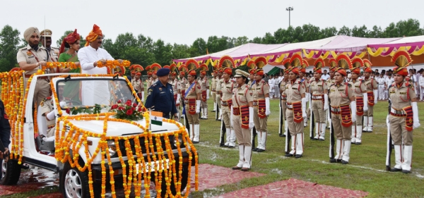 स्वतंत्रता दिवस के जिला स्तरीय समारोह में परेड के टुकड़ियों का निरीक्षण करते कैबिनेट मंत्री कृष्ण कुमार बेदी स्वतंत्रता दिवस के जिला स्तरीय समारोह में परेड के टुकड़ियों का निरीक्षण करते कैबिनेट मंत्री कृष्ण कुमार बेदी