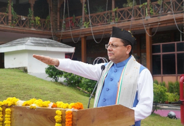 मुख्यमंत्री पुष्कर सिंह धामी शपथ दिलाते हुए।