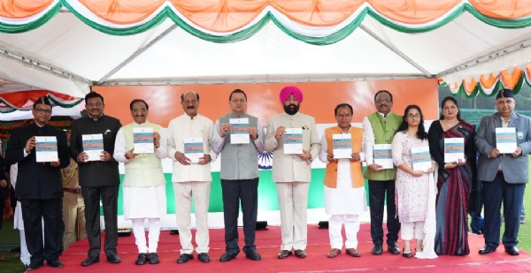 राज्यपाल और मुख्यमंत्री पुस्तक का विमोचन करते हुए