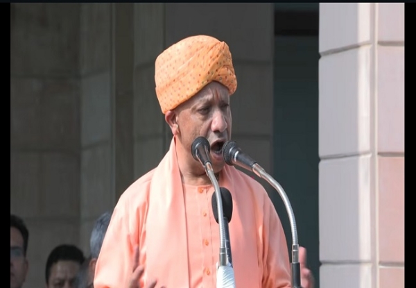 अपने आवास पर ध्वजारोहण के बाद संबोधन करते मुख्यमंत्री योगी अपने आवास पर ध्वजारोहण के बाद संबोधन करते मुख्यमंत्री योगी