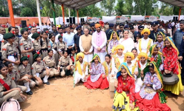 सांस्कृतिक कार्यक्रम व पीटी करने वाले विद्यार्थियों के साथ मुख्यमंत्री नायब सिंह सैनी।