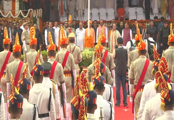 विधान भवन के समक्ष ध्वजारोहण करते मुख्यमंत्री योगी, उपमुख्यमंत्री ब्रजेश पाठक