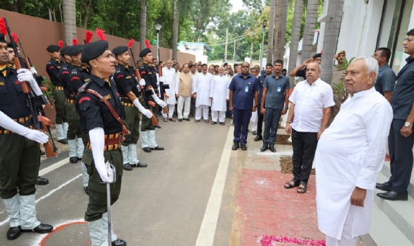 पूर्व मुख्यमंत्री एवं राज्यसभा सांसद नीतीश कुमार ने ध्वजारोहण कर प्रदेशवासियों को दी बधाई