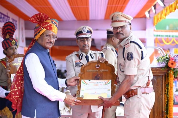 मुख्यमंत्री साय पुलिस एवं नगर सेना के अधिकारियों तथा जवानों को पुरस्कृत करते हुए