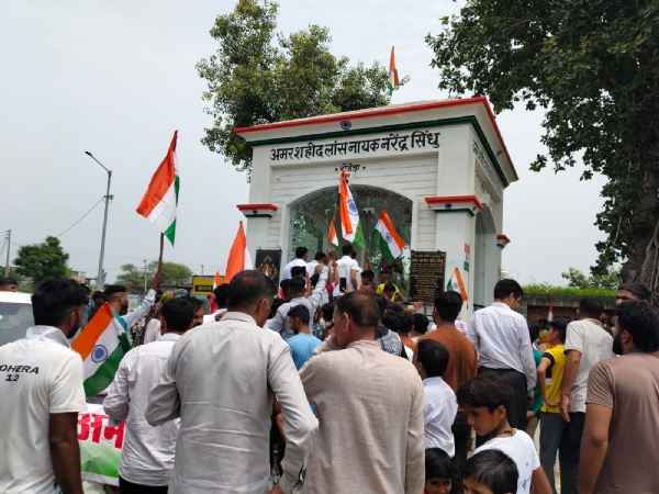 मरणोपरांत शौर्य चक्र विजेता शहीद नरेंद्र संधू के गांव में उन्हें नमन करने पहुंचे ग्रामीण और पूर्व सैनिक वेलफेयर एसोसिएशन के सदस्य मरणोपरांत शौर्य चक्र विजेता शहीद नरेंद्र संधू के गांव में उन्हें नमन करने पहुंचे ग्रामीण और पूर्व सैनिक वेलफेयर एसोसिएशन के सदस्य