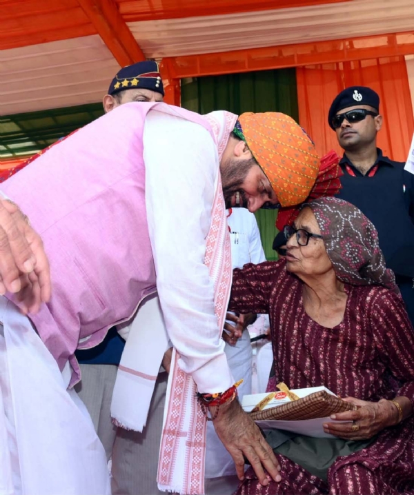 मुख्यमंत्री  नायब सिंह सैनी हांसी में आयोजित स्वतंत्रता दिवस समारोह में स्वतंत्रता सेनानियों व शहीदों के परिजनों को सम्मानित करते हुए।