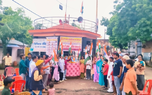 तिरंगे को सलामी देते लोग