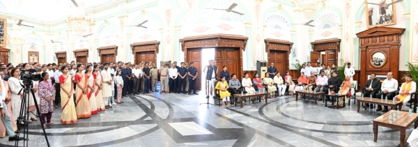 राज्यपाल आनंदीबेन पटेल ने स्वतंत्रता दिवस के अवसर पर जन भवन में ध्वजारोहण किया राज्यपाल आनंदीबेन पटेल ने स्वतंत्रता दिवस के अवसर पर जन भवन में ध्वजारोहण किया