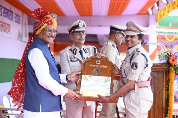 मुख्यमंत्री साय पुलिस एवं नगर सेना के अधिकारियों तथा जवानों को पुरस्कृत करते हुए