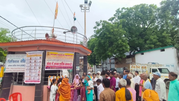 ध्वजारोहण करतीं महिलाएं