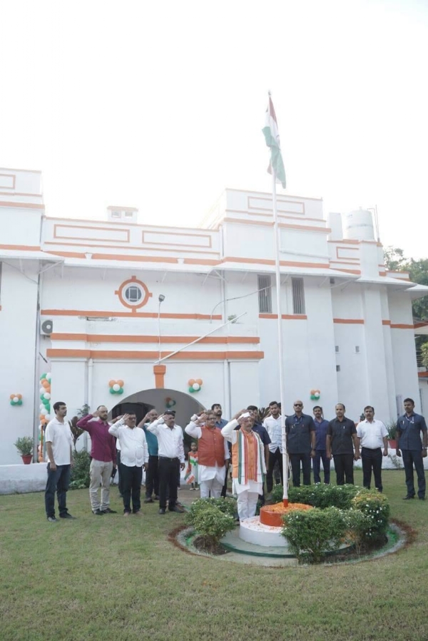 स्वतंत्रता दिवस पर कृषि मंत्री विजय कुमार सिन्हा ने अपने सरकारी आवास पर किया ध्वजारोहण स्वतंत्रता दिवस पर कृषि मंत्री विजय कुमार सिन्हा ने अपने सरकारी आवास पर किया ध्वजारोहण