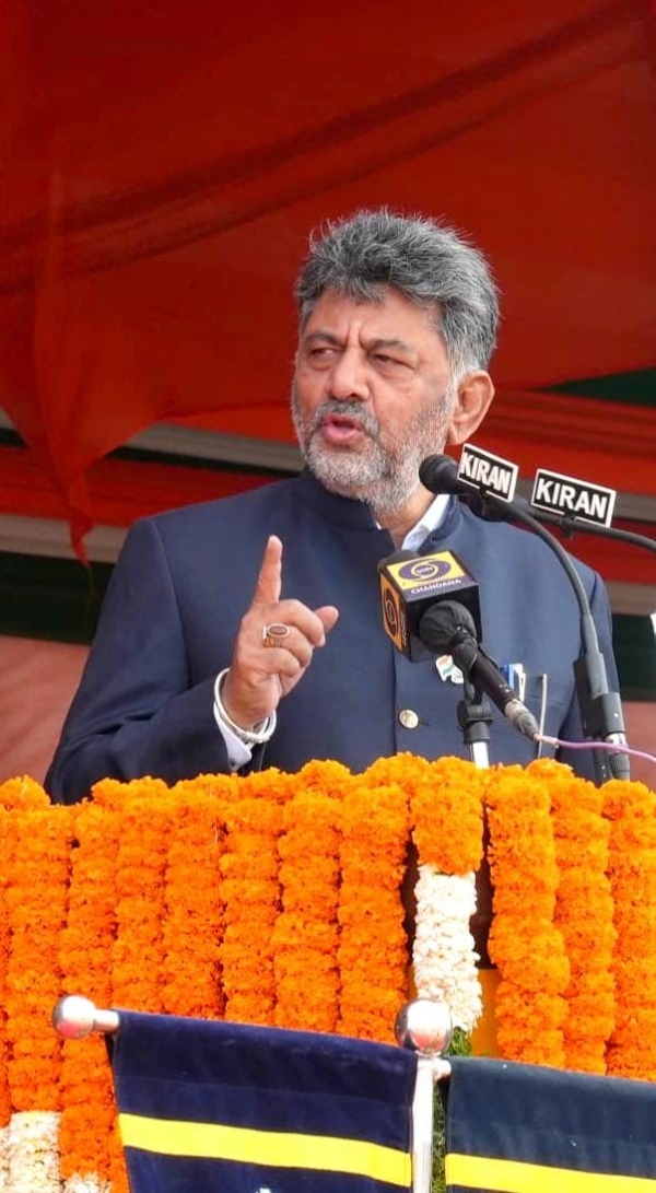 ಮಾಣಿಕ್ ಶಾ ಮೈದಾನದಲ್ಲಿ ಧ್ವಜಾರೋಹಣ ನೆರವೇರಿಸಿ ಮಾತನಾಡಿದ ಮುಖ್ಯಮಂತ್ರಿ ಡಿ.ಕೆ.ಶಿವಕುಮಾರ್ ಮಾಣಿಕ್ ಶಾ ಮೈದಾನದಲ್ಲಿ ಧ್ವಜಾರೋಹಣ ನೆರವೇರಿಸಿ ಮಾತನಾಡಿದ ಮುಖ್ಯಮಂತ್ರಿ ಡಿ.ಕೆ.ಶಿವಕುಮಾರ್