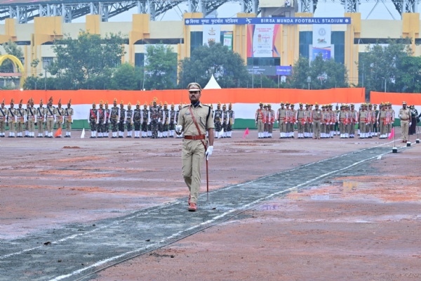 परेड करते जवान