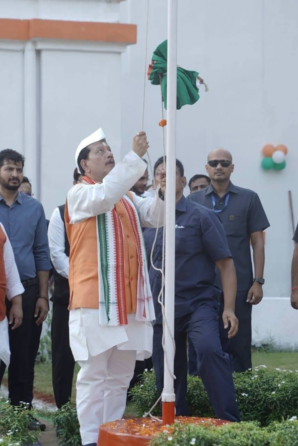 स्वतंत्रता दिवस पर कृषि मंत्री विजय कुमार सिन्हा ने अपने सरकारी आवास पर किया ध्वजारोहण स्वतंत्रता दिवस पर कृषि मंत्री विजय कुमार सिन्हा ने अपने सरकारी आवास पर किया ध्वजारोहण
