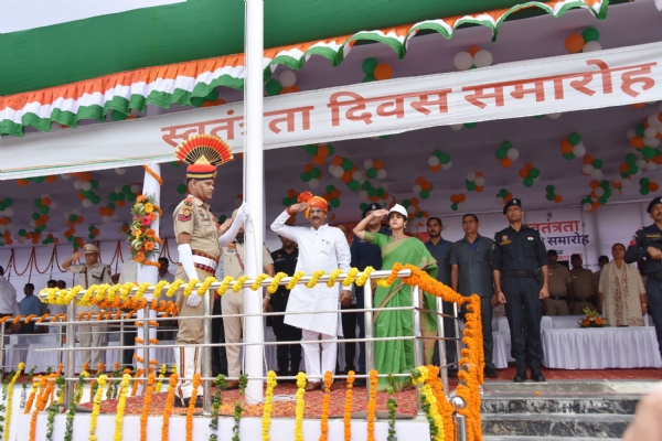 स्वतंत्रता दिवस के अवसर पर परेड की सलामी लेते कैबिनेट मंत्री कृष्ण कुमार बेदी स्वतंत्रता दिवस के अवसर पर परेड की सलामी लेते कैबिनेट मंत्री कृष्ण कुमार बेदी