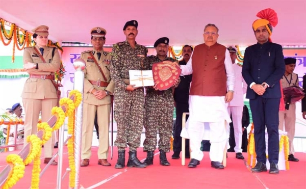 राजनांदगांव में विधानसभा अध्यक्ष डॉ. रमन सिंह ने ध्वजारोहण कर परेड की सलामी ली