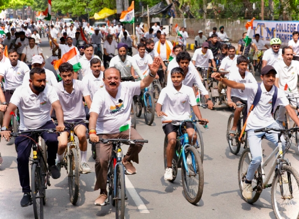 शिक्षा मंत्री आशीष सूद ने ‘तिरंगा साइक्लोथॉन 2026’ में साइकिल चला कर भाग लिया।