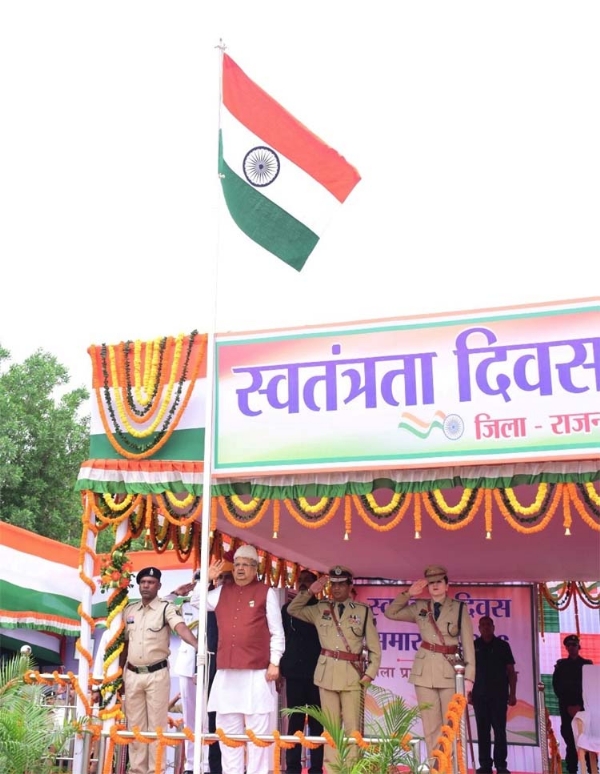 राजनांदगांव में विधानसभा अध्यक्ष डॉ. रमन सिंह ने ध्वजारोहण कर परेड की सलामी ली