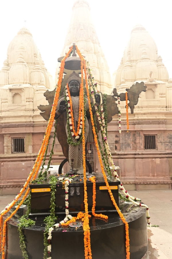 काशी विश्वनाथ धाम में भारत माता की मूर्ति का भव्य श्रृंगार