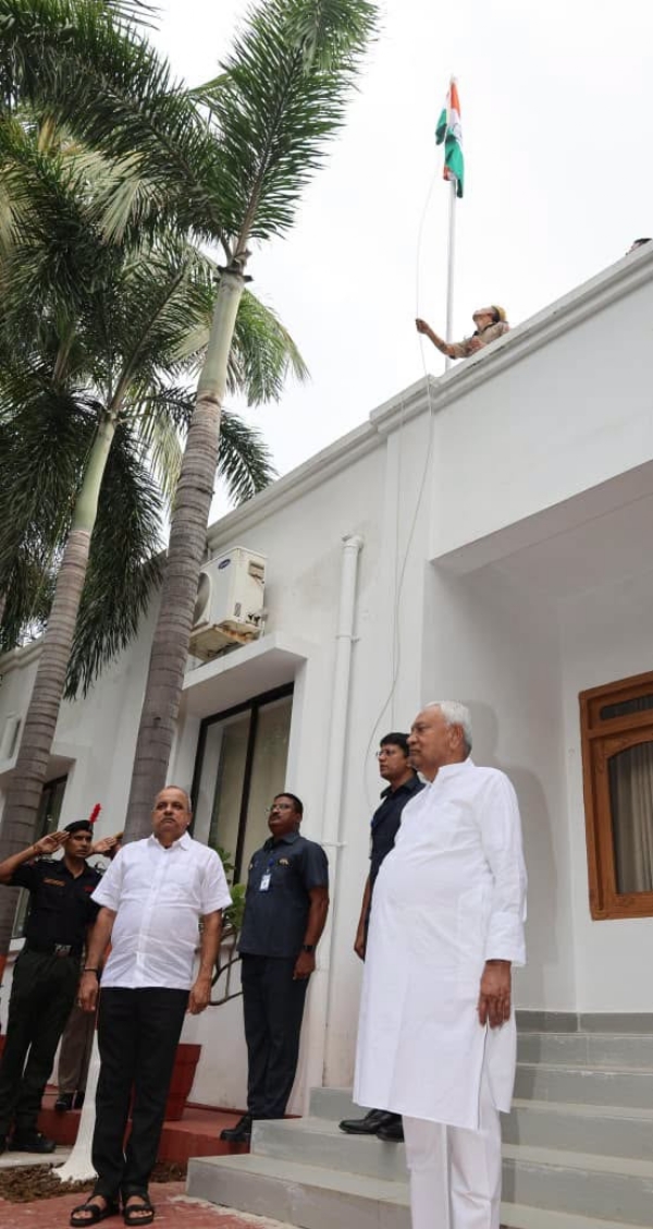 पूर्व मुख्यमंत्री एवं राज्यसभा सांसद नीतीश कुमार ने ध्वजारोहण कर प्रदेशवासियों को दी बधाई