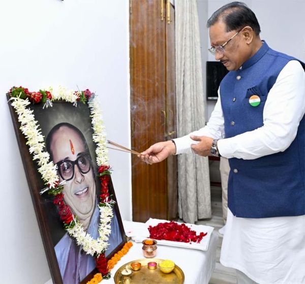 मुख्यमंत्री साय स्वर्गीय कुशाभाऊ ठाकरे की जयंती पर उनके छायाचित्र पर माल्यार्पण करते हुए मुख्यमंत्री साय स्वर्गीय कुशाभाऊ ठाकरे की जयंती पर उनके छायाचित्र पर माल्यार्पण करते हुए