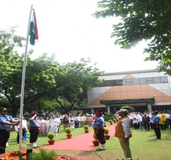 नई दिल्ली स्थित वी रामालिंगस्वामी भवन में स्वतंत्रता दिवस के अवसर पर ध्वजारोहण करते आईसीएमआर के निदेशक डॉ. राजीव बहल।