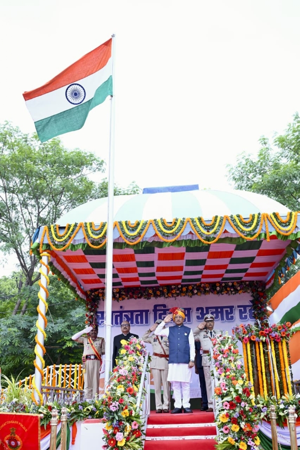 रायपुर के परेड ग्राउंड में मुख्यमंत्री सलामी लेते
