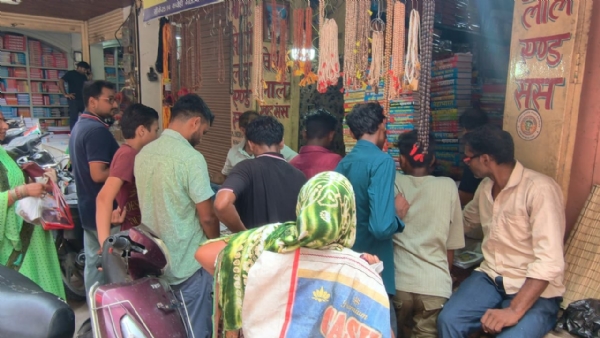 नागपंचमी पर्व पर खरीदारी करते लोग