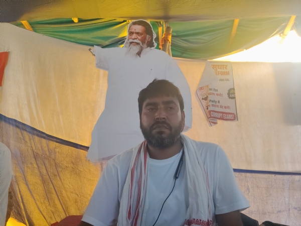 आमरण धरनास्थल पर अभियार्थी पीयूष कुमार आमरण धरनास्थल पर अभियार्थी पीयूष कुमार