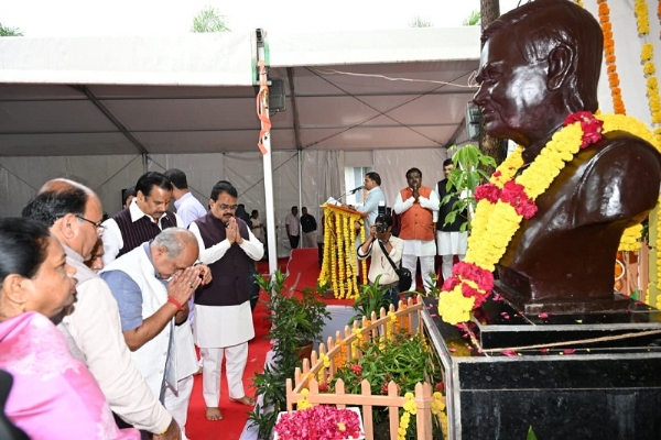 अटल जी की प्रतिमा का अनावरण करने के बाद उन्हें नमन करते हुए अतिथि