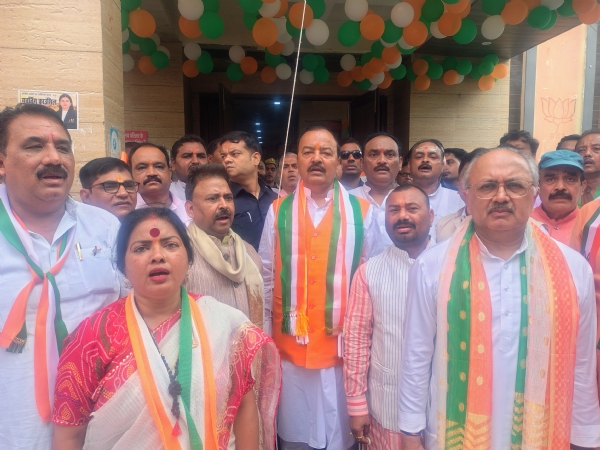 प्रयागराज सर्किट हाउस से रविवार को कौशाम्बी रवाना होने से पूर्व का छाया चित्र
