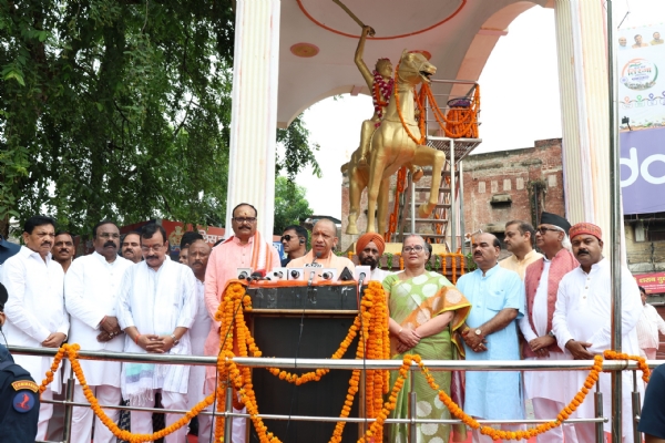 महान वीरांगना रानी अवंतीबाई लोधी की जयंती पर उनकी प्रतिमा पर माल्यार्पण करते माननीय मुख्यमंत्री योगी आदित्यनाथ महान वीरांगना रानी अवंतीबाई लोधी की जयंती पर उनकी प्रतिमा पर माल्यार्पण करते माननीय मुख्यमंत्री योगी आदित्यनाथ
