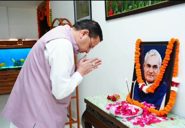 मुख्यमंत्री पुष्कर सिंह धामी पूर्व प्रधानमंत्री एवं भारत रत्न अटल बिहारी वाजपेयी के चित्र पर पुष्प अर्पित कर श्रद्धांजलि देते हुए।