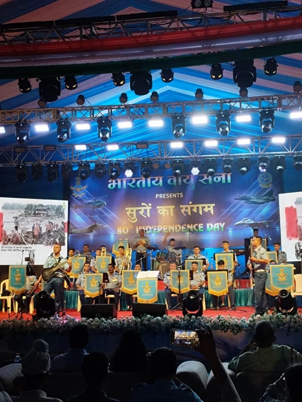 प्रयागराज के चन्द्रशेखर आजाद पार्क में आजादी की शाम एयर फोर्स को कार्यक्रम का छाया चित्र