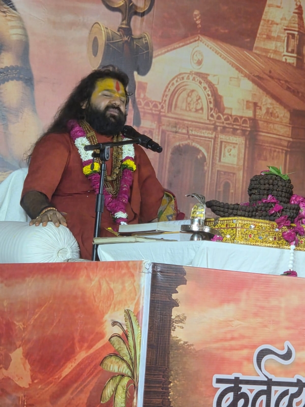 श्री शिव महापुराण कथा के दौरान संत का छाया चित्र श्री शिव महापुराण कथा के दौरान संत का छाया चित्र