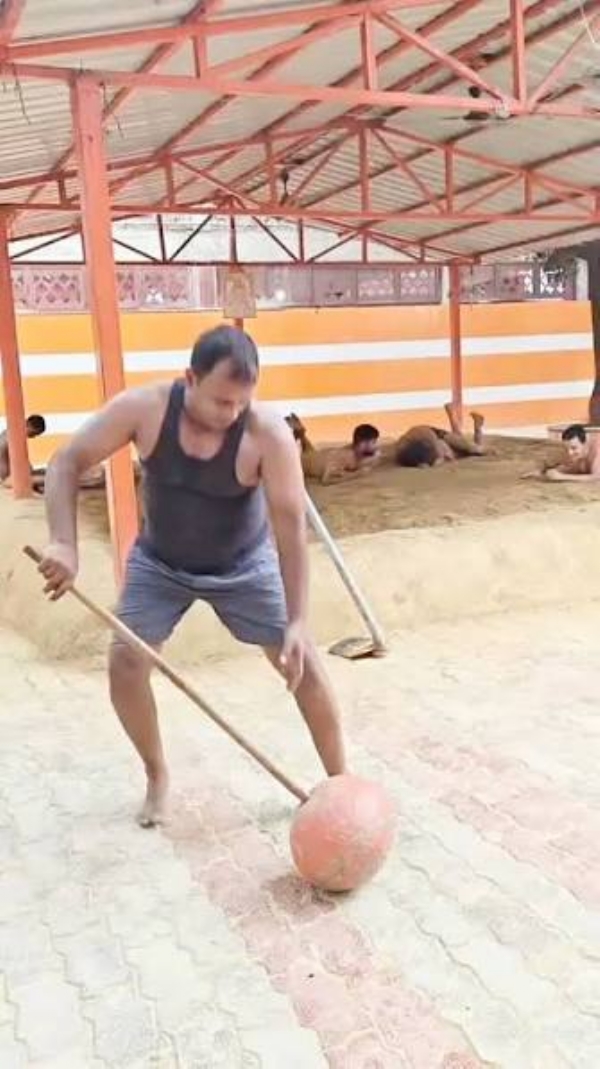 अखाड़े में अभ्यास करते पहलवान