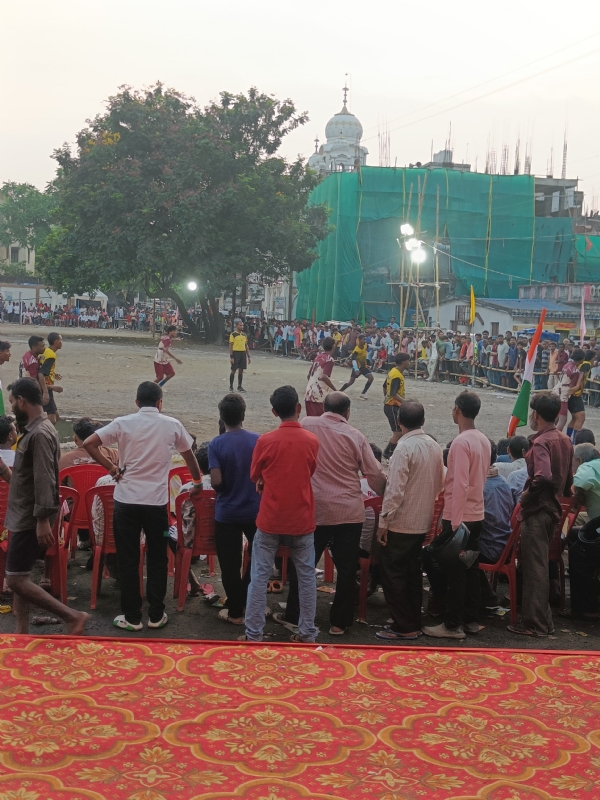 फुटबॉल टूर्नामेंट में मुख्य अतिथि के रूप में आए पूर्व मुख्यमंत्री चंपाई सोरेन,आयोजक पूर्व मंत्री दुलाल भुईयां और खिलाड़ी