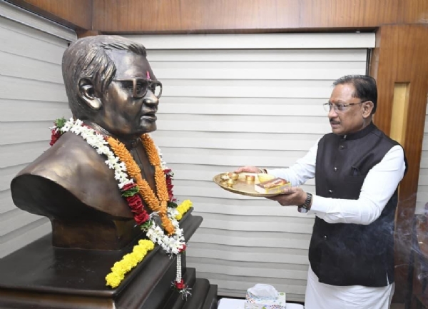 मुख्यमंत्री विष्णु देव साय पूर्व प्रधानमंत्री अटल बिहारी वाजपेयी की पुण्यतिथि पर उनकी प्रतिमा पर पुष्पांजलि अर्पित करते हुए मुख्यमंत्री विष्णु देव साय पूर्व प्रधानमंत्री अटल बिहारी वाजपेयी की पुण्यतिथि पर उनकी प्रतिमा पर पुष्पांजलि अर्पित करते हुए