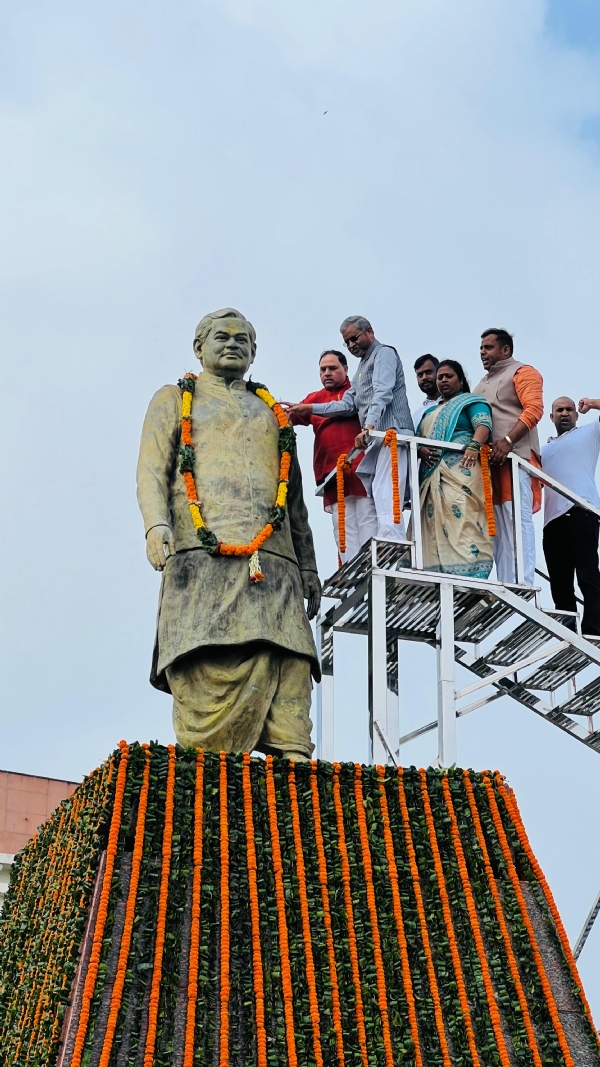 श्रद्धांजलि अर्पित करते बाबूलाल मरांडी श्रद्धांजलि अर्पित करते बाबूलाल मरांडी