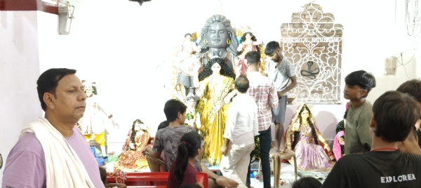 प्रतिमा को अंतिम रूप देते कलाकार